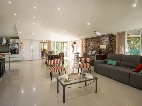 VENTA DE CASA PREMIUM TERREN0 7118 m2 SAUCE VIEJO