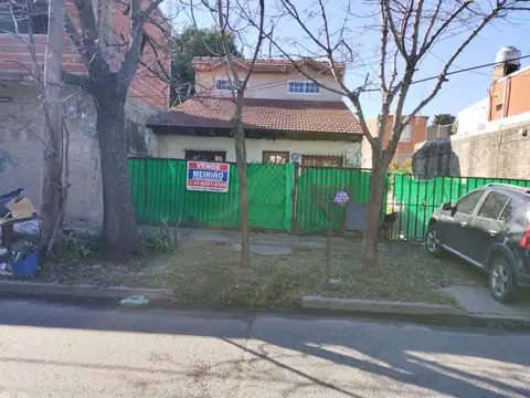 Casa en 2 plantas, con lote libre