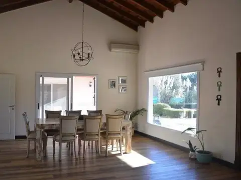 Casa 5 ambientes con 2 baños