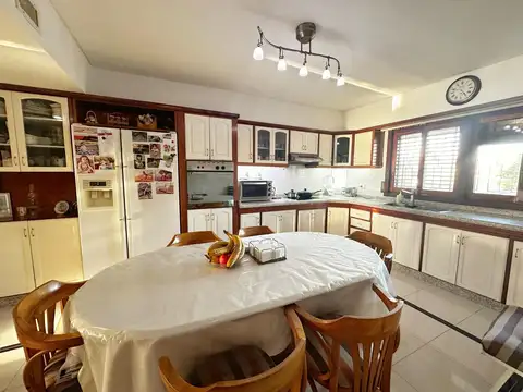Casa en Venta con 3 cocheras