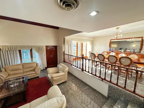 Casa en Venta con 3 cocheras