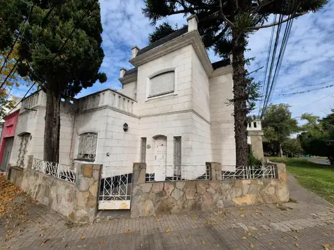 Casa en esquina en Arijon al 500 con cochera y patio seco