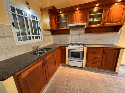 Venta Casa 4 Ambientes y Monoambiente con Cocheras Jardín Parrilla en Villa Celina