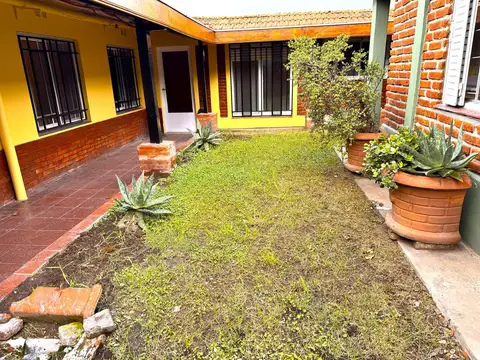 Venta Casa 4 Ambientes y Monoambiente con Cocheras Jardín Parrilla en Villa Celina