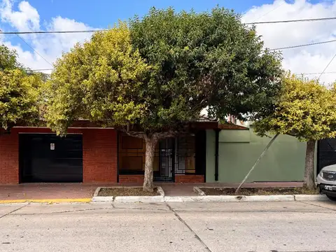 Venta Casa 4 Ambientes y Monoambiente con Cocheras Jardín Parrilla en Villa Celina