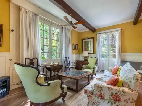 Casona de estilo inglés en venta, ubicada sobre la calle 423 bis esquina 9, en el Barrio San Jorge,