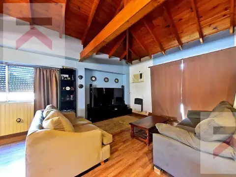 Casa de 3 dormitorios, refaccionada con jardín y terraza,cochera!