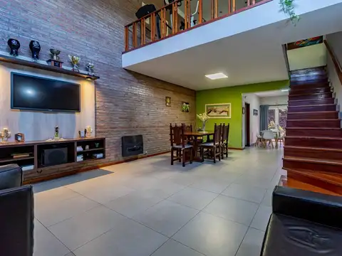 Casa 8 ambientes con 3 baños