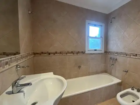 Casa 4 ambientes con 3 baños