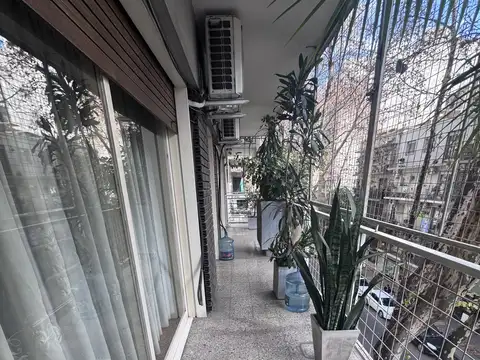 excelente piso Gran balcón al frente
