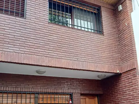 Dúplex de Categoría en Venta en Flores Norte - 5 Ambientes con Cochera, Playroom, Patio y Terraza - Dueño Directo
