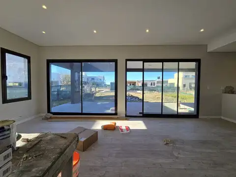 Casa en Venta con 3 cocheras