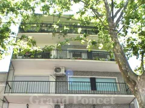 Venta Departamento 5 Amb. con Dependencia de Servicio y Balcón