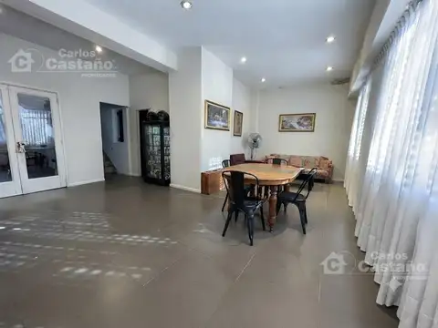 Exc. PH al Frente y 2 Plantas, 4 Amb. con Patio y Terraza