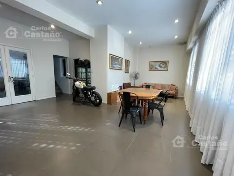 Exc. PH al Frente y 2 Plantas, 4 Amb. con Patio y Terraza