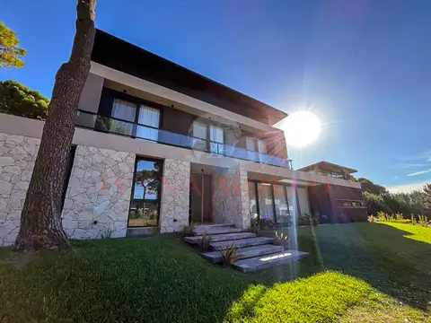 Casa 6 ambientes con 4 baños