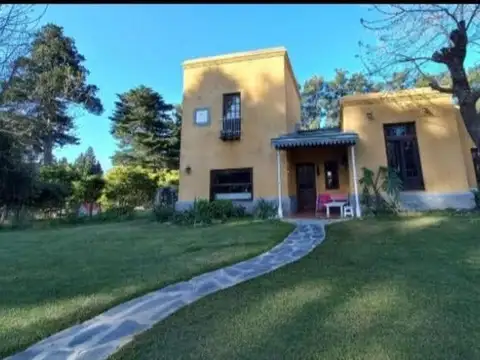 Casa en Alquiler con 2 cocheras