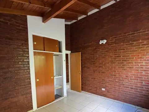 Duplex en complejo de tres unidades en Luis Guillon