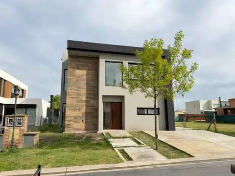 Muy buena Casa en Vila Marina