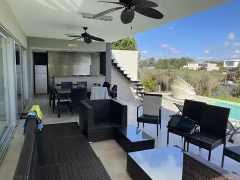 Casa 5 ambientes con 6 baños