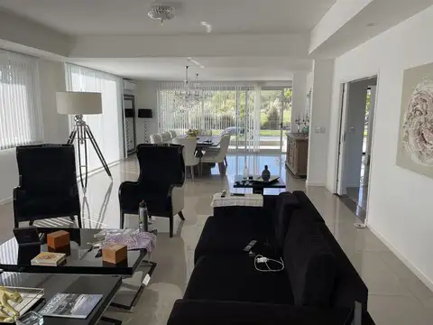 AVDA SANTA MARIA al 4200