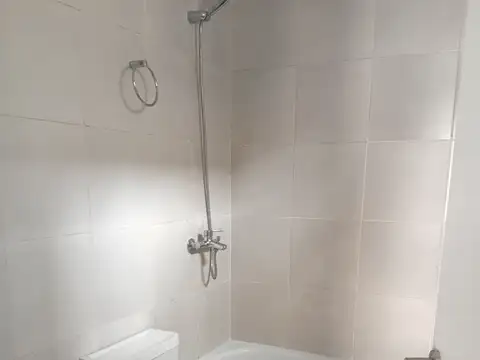 Monoambiente al frente con balcón. Todo eléctrico. Edificio con laundry. Apto profesional.