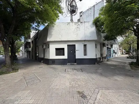 Casa en esquina. Ideal uso comercial/institucional. A reciclar