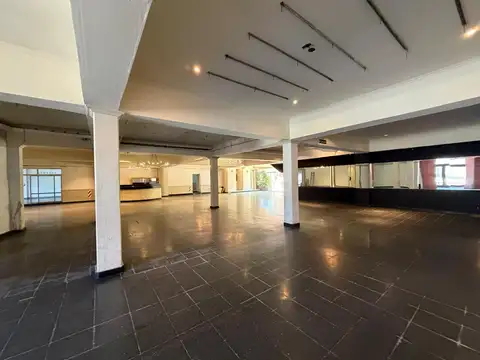 Excelente Local - actual salon de eventos, GYM o Concesionarias- 1600 m2 - Berazategui