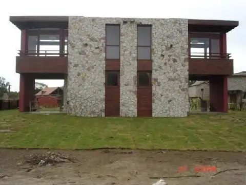 Casa 3 ambientes con 2 baños