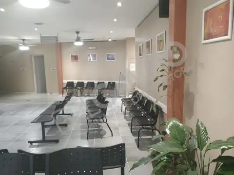 Oficina 27 ambientes con 15 baños