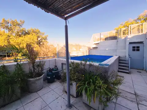 Casa en Esquina con Patio y Terraza