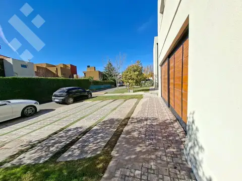 Casa 7 ambientes con 4 baños