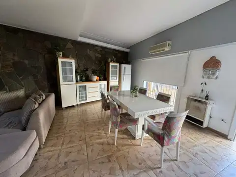 Casa 5 ambientes con 2 baños