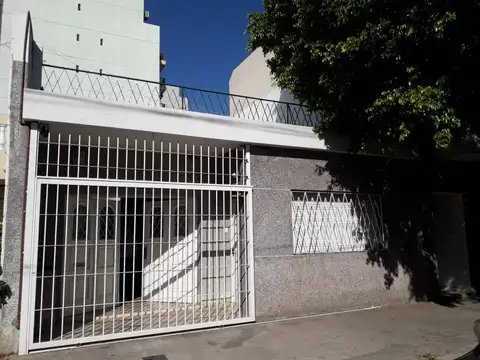 MORON CENTRAL- BELGRANO 700- CASA AMERICANA 3 AMB+ GARAJE+ 2 BAÑOS + DEP. DE SERV. C/ BAÑO Y QUINCHO