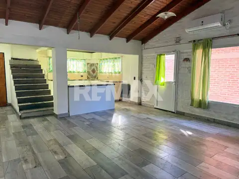 Casa en Alquiler con 2 cocheras