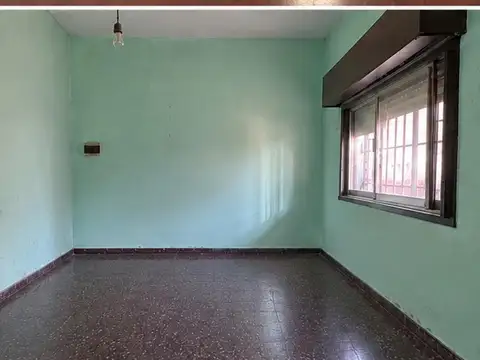CASA 3 AMB. CON 2 LOCALES EN VENTA
