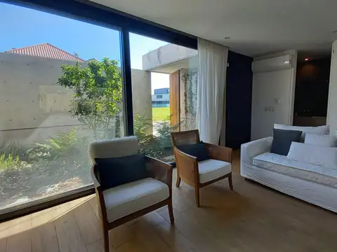 Casa en Alquiler Temporal con 2 cocheras