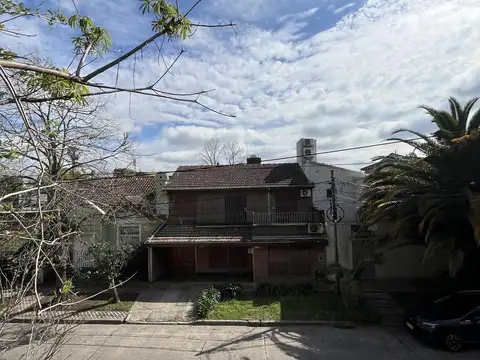 ALQUILER - Casa estilo chalet, 5 amb. en Punta Chica, con pileta y quincho!