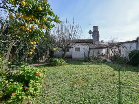 CASA TIPO CHALET EN CITY BELL 447 ENTRE 28 Y 29