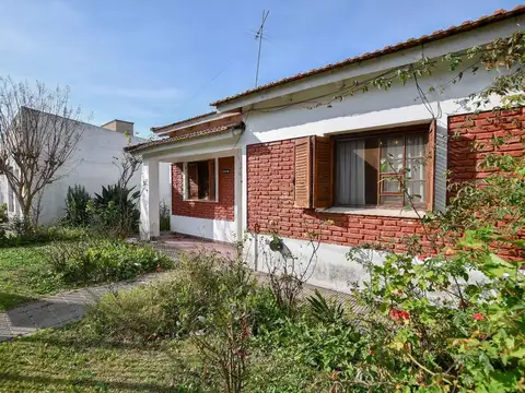 CASA TIPO CHALET EN CITY BELL 447 ENTRE 28 Y 29