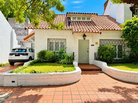Hermosa Casa 4 amb. c/ cochera. APTO CREDITO
