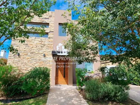 Casa en venta 4 amb. y escritorio. Cochera. Lote Central. Barrio San Ramiro.