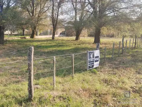 Gran terreno en esquina  en Calle 2 esq, Luis Bonaparte  (Ruta 1)