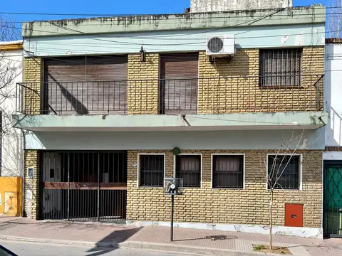 Casa a refaccionar de 3 dormitorios con garage para 2 autos y terraza – San Fernando