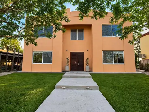 Venta Casa 4 dormitorios jardín y pileta. Acepta propiedad en parte de pago