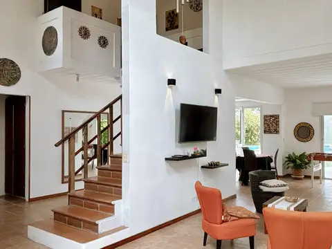 Casa en Venta con 3 cocheras