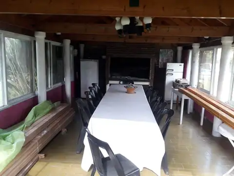 Casa 8 ambientes con 2 baños