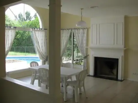 Casa en Venta en Abril Club De Campo, USD 720.000