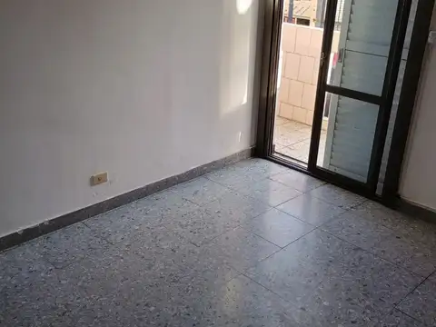 DEPARTAMENTO DE 3 AMBIENTES CON BALCON, PATIO Y LAVADERO   AMPLIO Y LUMINOSO