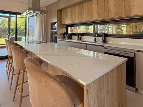 Casa en Alquiler con 3 cocheras